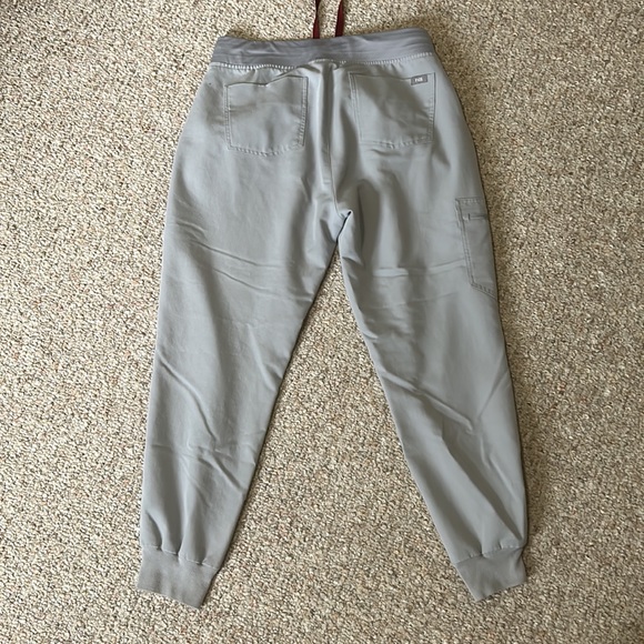 Figs Gray Scrub Set - Picture 7 of 15